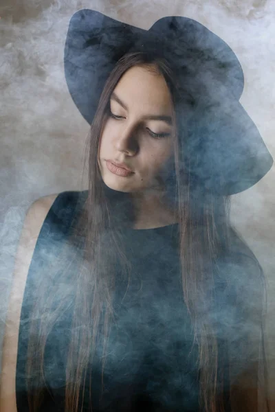 Adolescente de chapéu preto — Fotografia de Stock