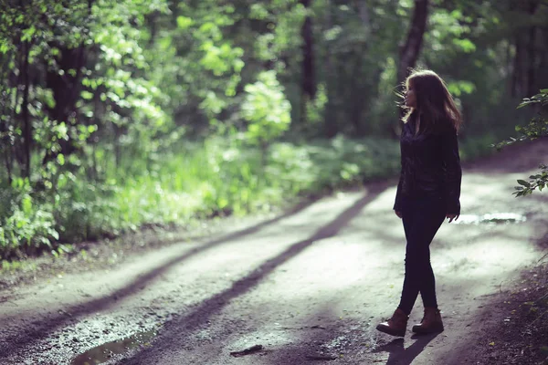 Giovane donna nel parco — Foto Stock