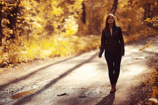 Jeune femme dans le parc — Photo