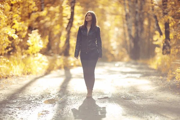 Giovane donna nel parco — Foto Stock