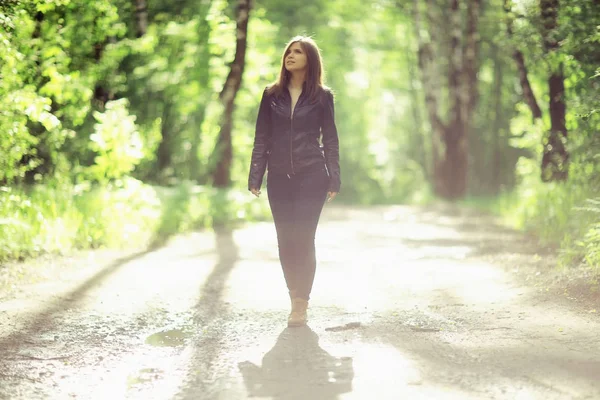 Jonge vrouw in het park — Stockfoto