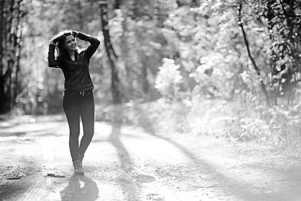 Mujer joven en el parque — Foto de Stock