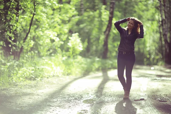 Jeune femme dans le parc — Photo