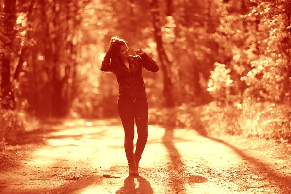 Giovane donna nel parco — Foto Stock