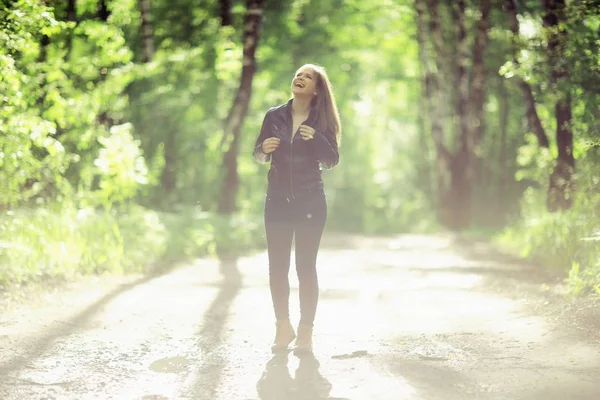 Jeune femme dans le parc — Photo