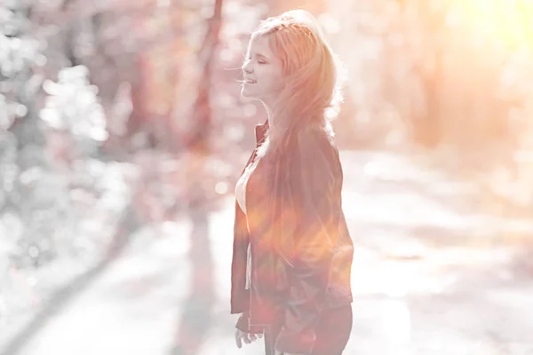 Jonge vrouw in het park — Stockfoto