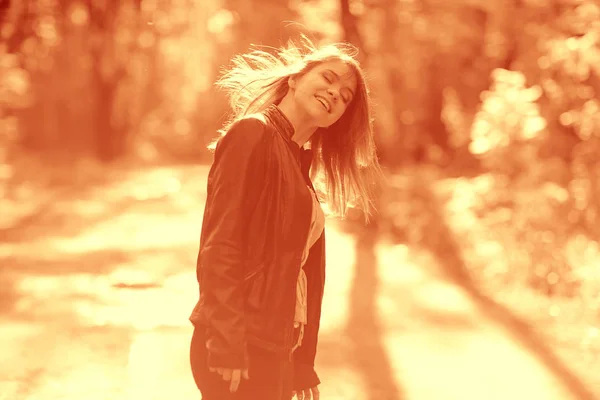 Jeune femme dans le parc — Photo