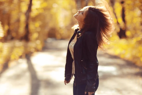 Jeune femme dans le parc — Photo