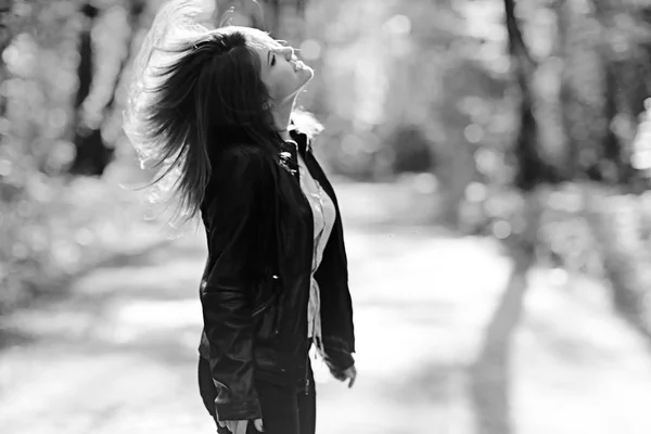 Молодая женщина в парке — стоковое фото