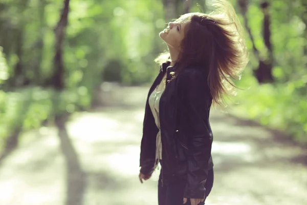 Jonge vrouw in het park — Stockfoto