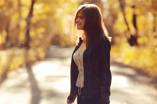 Jonge vrouw in het park — Stockfoto