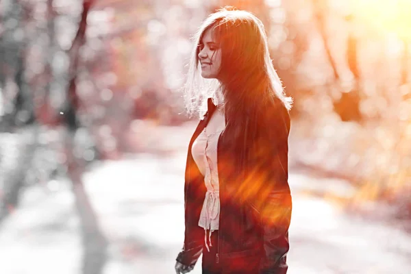 Junge Frau im Park — Stockfoto