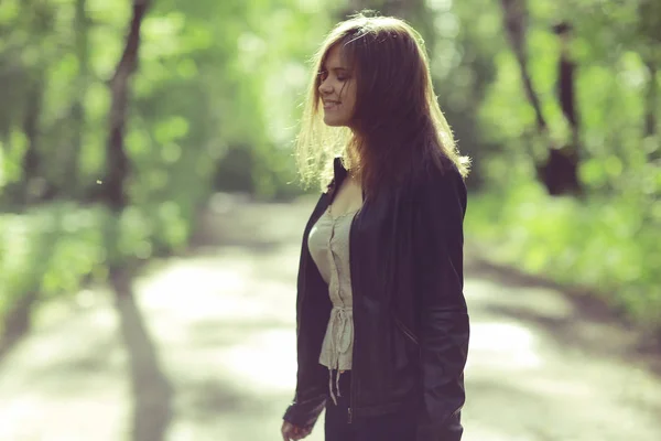 Jonge vrouw in het park — Stockfoto