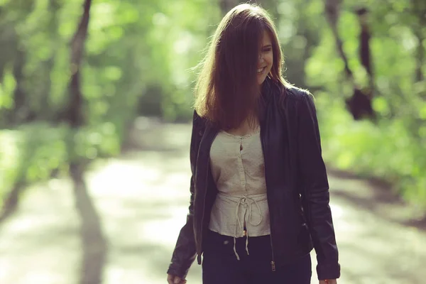 Belle femme dans le parc — Photo