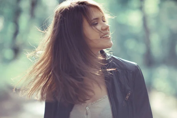 Belle femme dans le parc — Photo