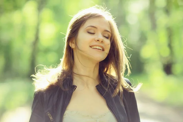 Beautiful woman in park — Stock Photo, Image