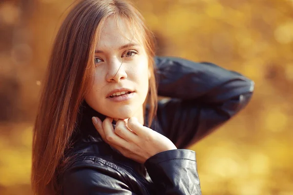 Beautiful woman in park — Stock Photo, Image