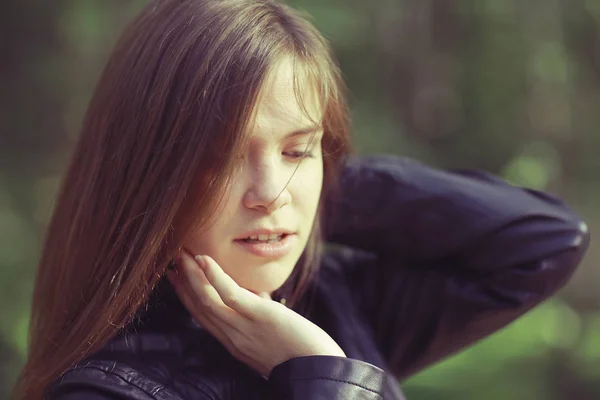 Beautiful woman in park — Stock Photo, Image