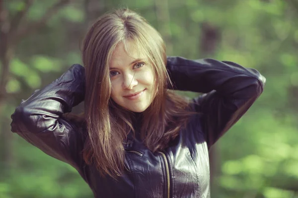 Mooie vrouw in park — Stockfoto