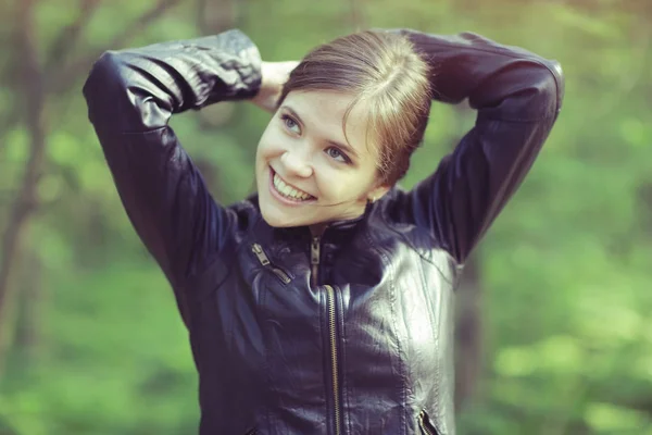 Beautiful woman in park — Stock Photo, Image