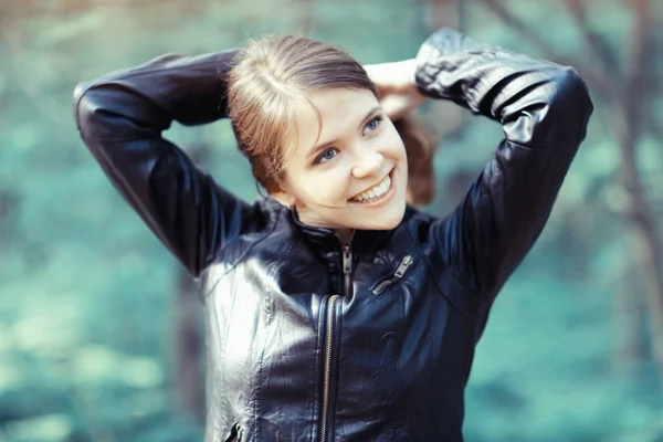 Beautiful woman in park — Stock Photo, Image