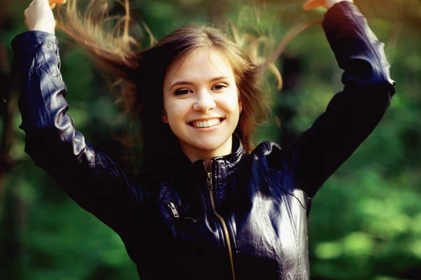 Mooie vrouw in park — Stockfoto