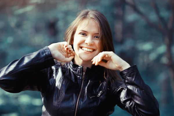 Beautiful woman in park — Stock Photo, Image