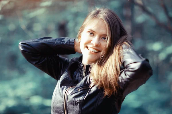 Beautiful woman in park — Stock Photo, Image