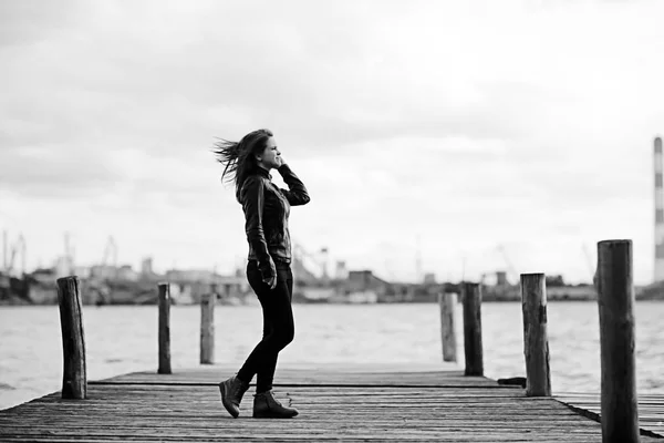 Junge schöne Frau am Pier — Stockfoto