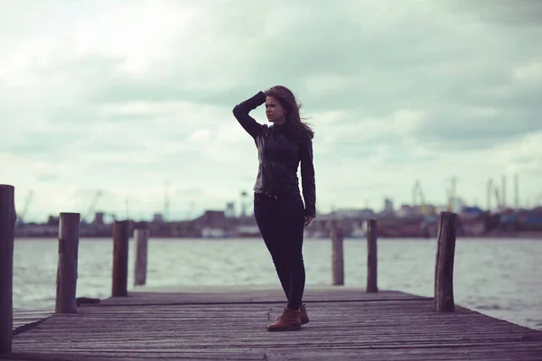 Jeune belle femme à quai — Photo