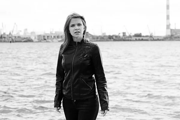 Joven hermosa mujer en muelle —  Fotos de Stock