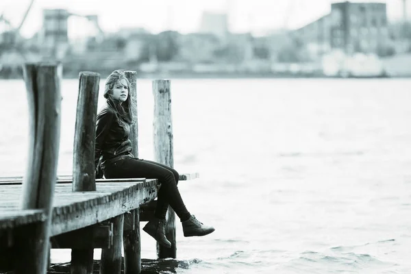 Joven hermosa mujer en muelle — Foto de Stock