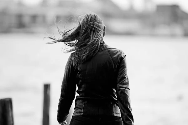 Junge schöne Frau am Pier — Stockfoto