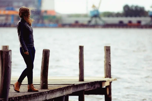 Junge schöne Frau am Pier — Stockfoto