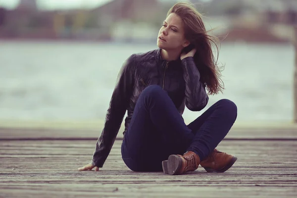 Jonge mooie vrouw — Stockfoto