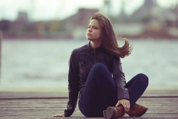 Jonge mooie vrouw — Stockfoto