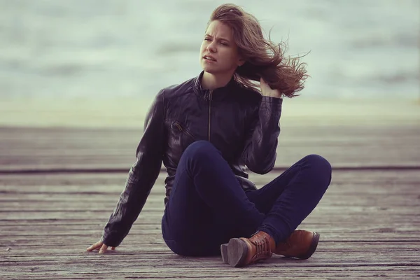 Hermosa mujer en el muelle —  Fotos de Stock