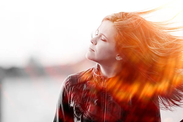 Jonge mooie vrouw — Stockfoto