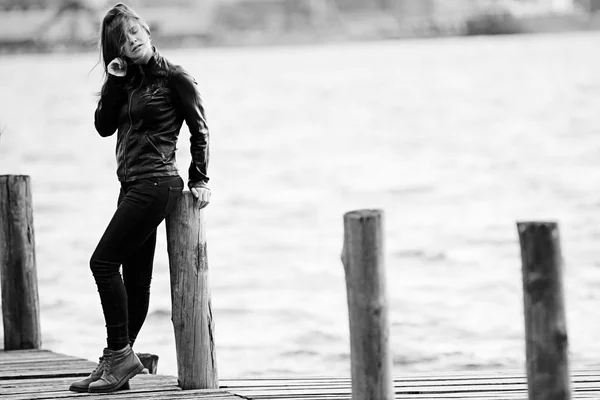 桟橋で若くてきれいな女性 — ストック写真