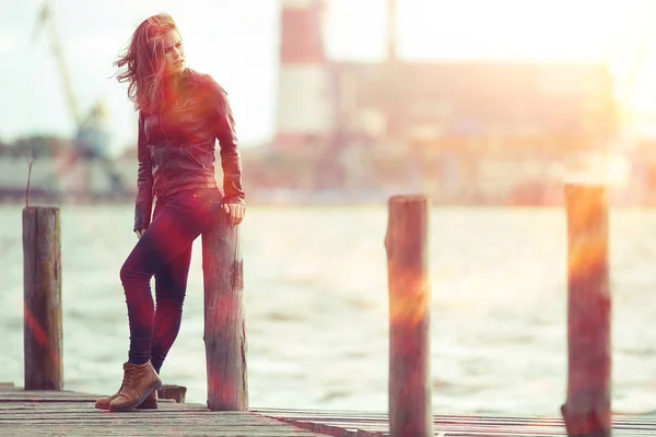 Jeune belle femme à quai — Photo