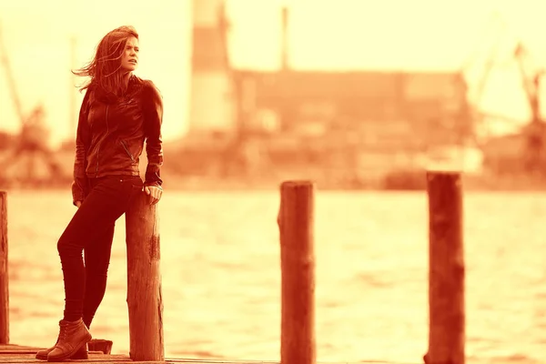 Joven hermosa mujer en muelle —  Fotos de Stock