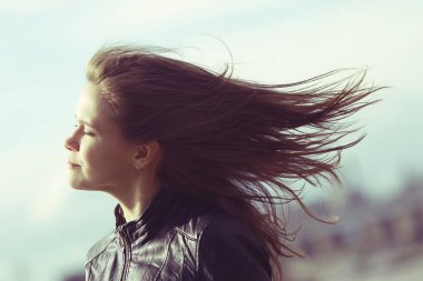 Genç güzel kadın.