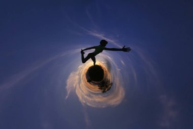 günbatımı gökyüzü karşı yoga yaparken kadın