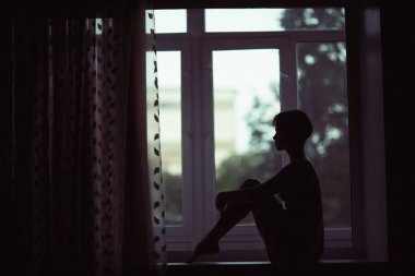 Pencere kenarında oturan kadın 