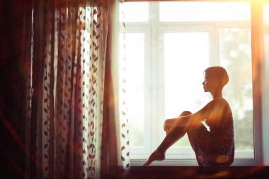 Pencere kenarında oturan kadın 