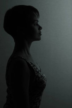 kısa saç kesimi olan kadın