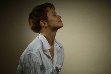 Kısa saç kesimi ile güzel kadın