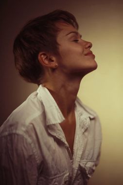 Kısa saç kesimi ile güzel kadın