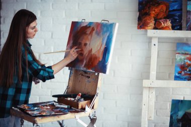 Atölye, yaratıcılık ve ilham kavramı içinde işte genç güzel kadın sanatçı