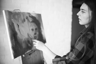 Atölye, yaratıcılık ve ilham kavramı içinde işte genç güzel kadın sanatçı